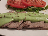 Peceto con salsa crema de palta y ensalada