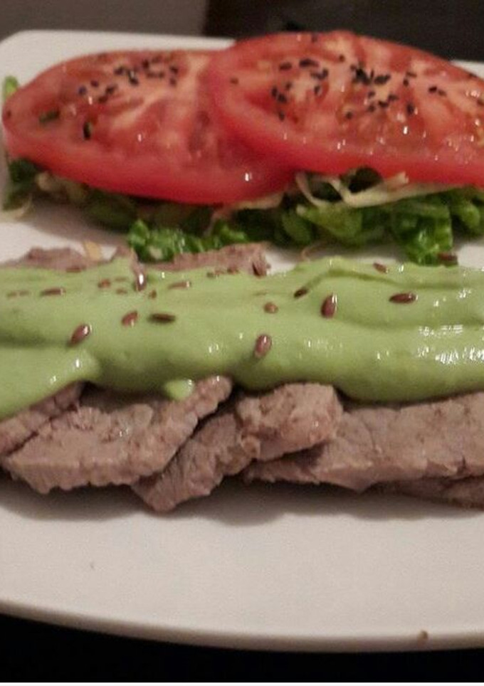 Una foto de Peceto con salsa crema de palta y ensalada
