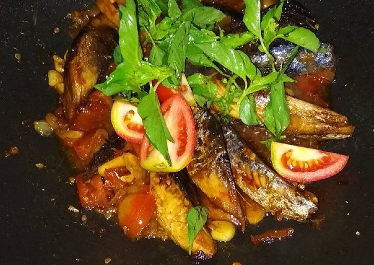 Ikan asap sambal tomat kemangi