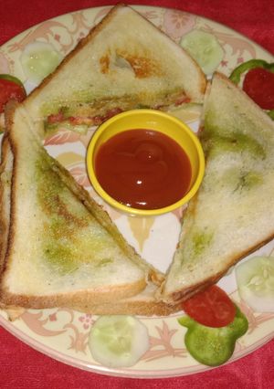 વેજીટેબલ સેન્ડવીચ (Vegetable Sandwich Recipe In Gujarati) રેસીપી મુખ્ય ફોટો