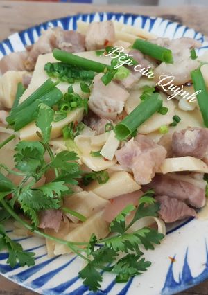 Hình của món Măng tươi xào ba chỉ.