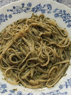 Una foto de Tallarines al pesto