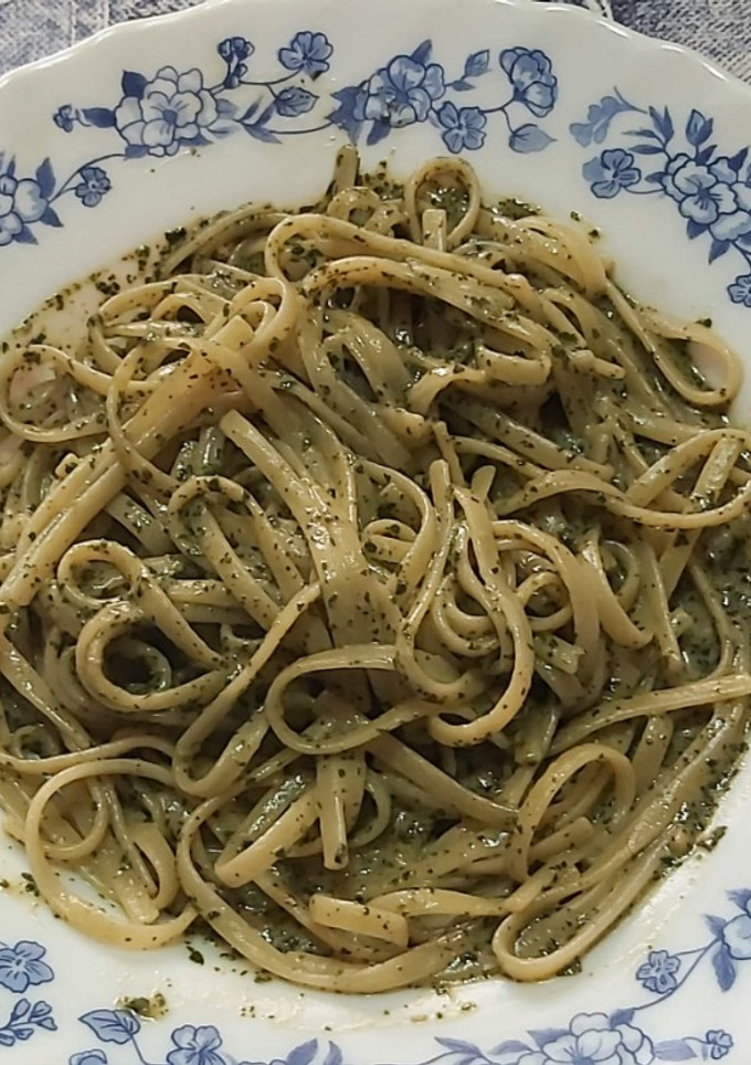 Una foto de Tallarines al pesto