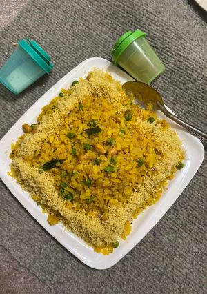 A picture of Aalo Mutter Poha.