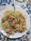 Fideos de arroz con gambas y calabacín