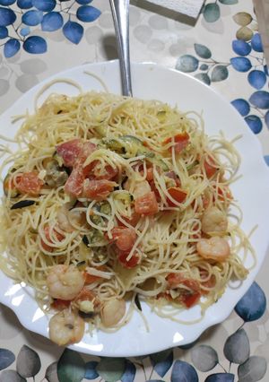 Una foto de Fideos de arroz con gambas y calabacín