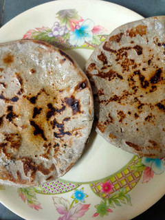 બાજરી ના રોટલા (Bajri Rotla Recipe In Gujarati) રેસીપી મુખ્ય ફોટો