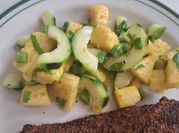 Una foto de ensalada de piña