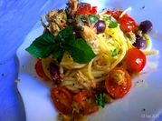 Una foto di spaghetti con tonno capperi