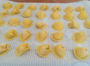 Una foto di tortelli di formaggio