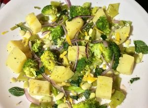 Una foto de Ensalada de brócoli, habas y papa, con ralladura de limón y menta fresca
