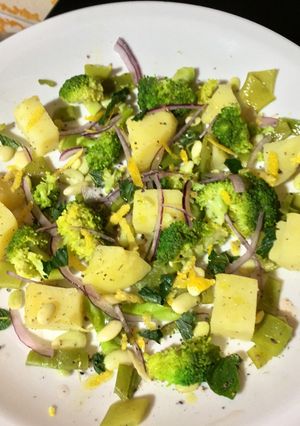 Una foto de Ensalada de brócoli, habas y papa, con ralladura de limón y menta fresca
