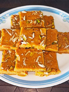 बेसन की बर्फी (besan ki barfi recipe in Hindi) रेसिपी मुख्य फोटो