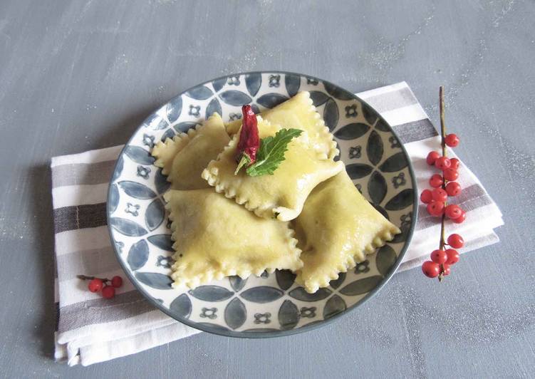 Ravioli di cime con olio all’aglio e peperoncino