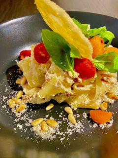 Tagliatelle mit Ricotta und Ofentomaten und Parmesanchip Rezepthauptbild