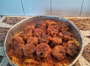 Una foto de Albondigas de bondiola con fideos