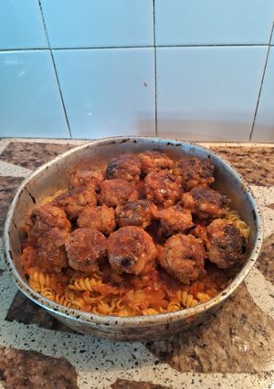 Una foto de Albondigas de bondiola con fideos