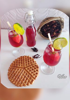 Une photo de Infusion glacée au gingembre/fleurs d’hibiscus/citron