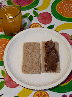 Una foto de Sándwich de p. de flores con chocolate con arándanos y zumo