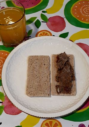 Foto principal de Sándwich de p. de flores con chocolate con arándanos y zumo