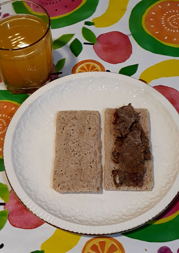 Una foto de Sándwich de p. de flores con chocolate con arándanos y zumo