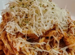 Una foto de QUESO🧀 Grana Padano con Espaguettis🍝 en Salsa Roja...!
