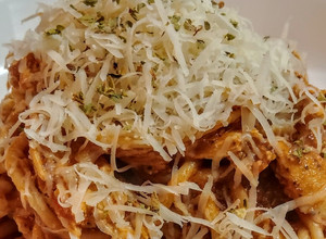 Una foto de QUESO🧀 Grana Padano con Espaguettis🍝 en Salsa Roja...!