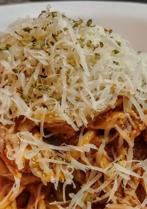 Una foto de QUESO🧀 Grana Padano con Espaguettis🍝 en Salsa Roja...!