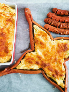 Hagymás krumpli, sült virslivel recept fotója