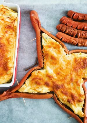 Hagymás krumpli, sült virslivel recept fotója