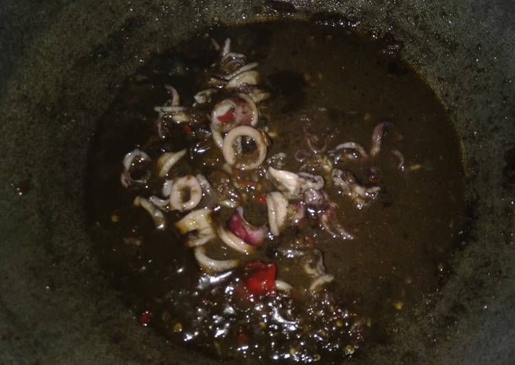 Bagaimana memasak Cumi Bumbu Hitam, Bisa Manjain Lidah