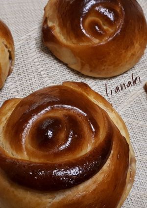 Φωτογραφία της συνταγής Γλυκά τριανταφυλλένια ψωμάκια γεμιστά με πραλίνα ή μαρμελάδα