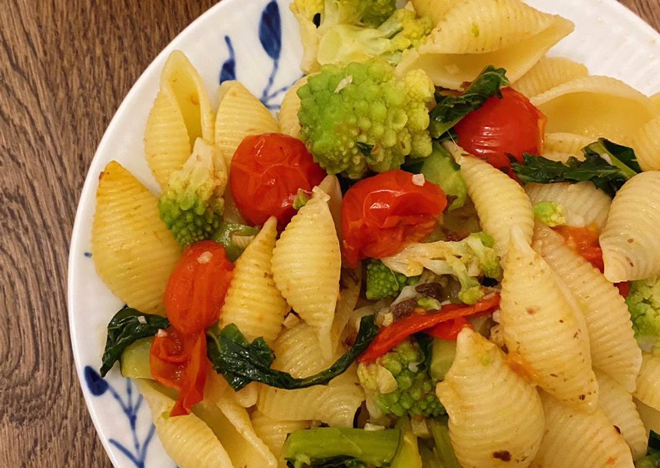 Pasta with anchovies, romanesco and tomatoes