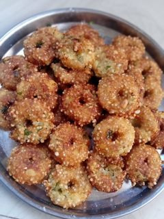 साबुदाना आलू वडा (sabudana aloo vada recipe in Hindi) रेसिपी मुख्य फोटो