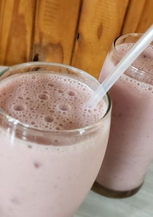 Una foto de 🍓🍌Smoothie de frutillas y banana 🍌🍓