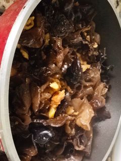 Una foto de Pollo con hongo negro