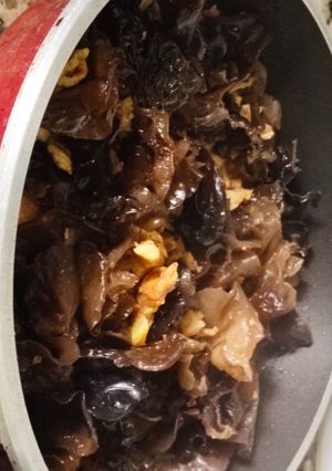 Una foto de Pollo con hongo negro