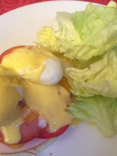 Une photo de Œufs Bénédicte au bacon et sauce hollandaise