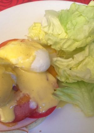 Une photo de Œufs Bénédicte au bacon et sauce hollandaise