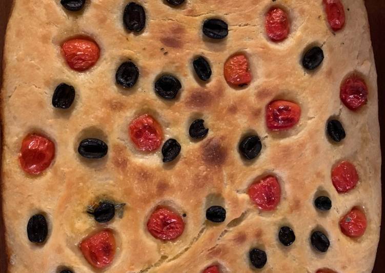 Focaccia barese soffice con bordo croccante