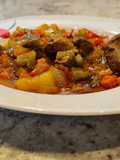 Ternera guisada con pimientos y calabacín al pimentón