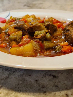 Una foto de Ternera guisada con pimientos y calabacín al pimentón