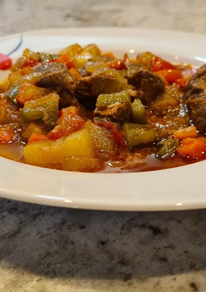 Una foto de Ternera guisada con pimientos y calabacín al pimentón