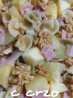 Una foto de Ensalada de pasta con fruta y nueces