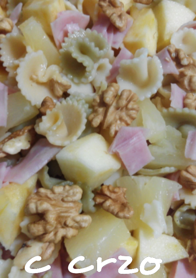 Una foto de Ensalada de pasta con fruta y nueces
