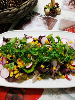 Una foto de Ensalada de brotes tiernos con rabanitos y maíz