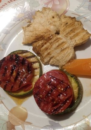 Una foto de Zuchini y tomate grill con pollo