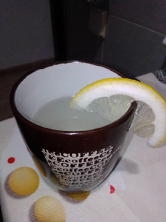 Una foto de Té de canela, limón y laurel