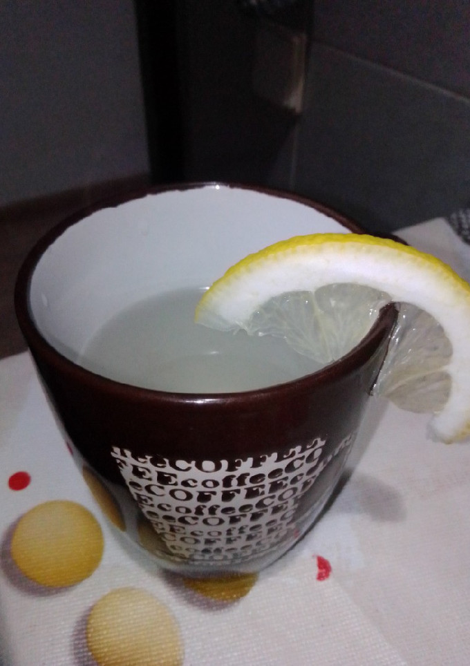 Una foto de Té de canela, limón y laurel