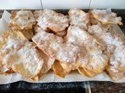 Una foto de postres de carnaval
